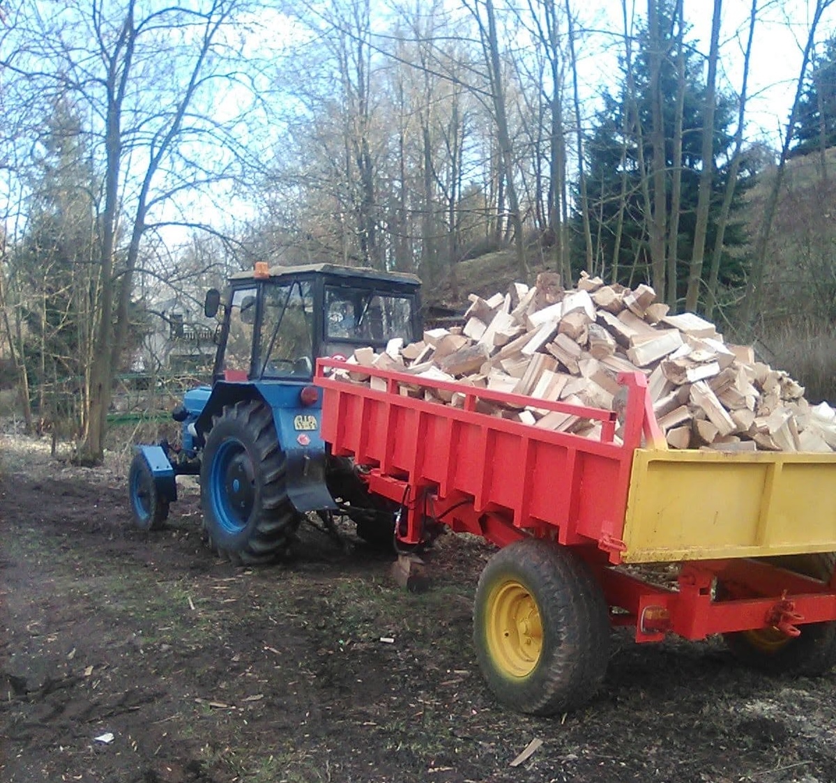 Dovoz štěrku, písku, betonu a dřeva traktorem na Broumovsku